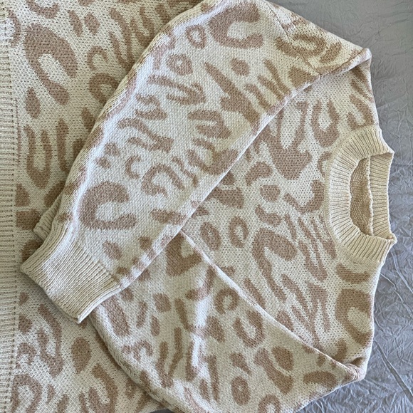 🍓Like New! Neutral Leopard Print Sweater - Picture 2 of 6